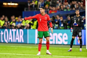 亚博C罗连续二十场比赛得分超过险胜，曼联不断突破！气势如虹延续的简单介绍